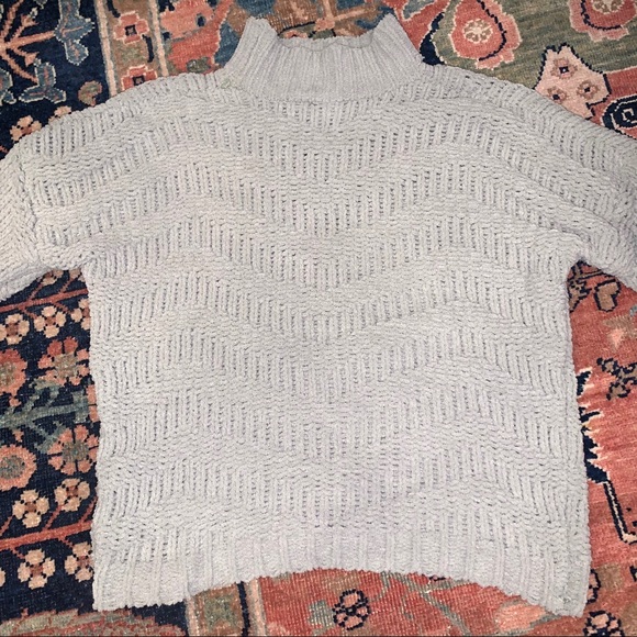 light green sweater - Picture 3 of 4